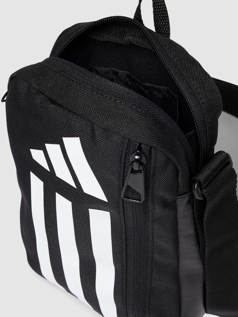 Umhängetasche mit Label-Details in schwarz
