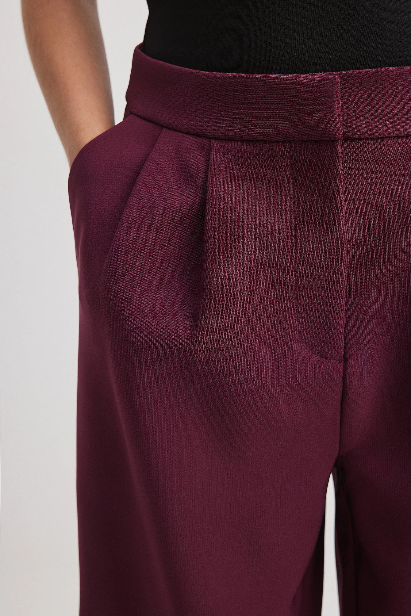 Recycelte plissierte Anzughose mit hoher Taille