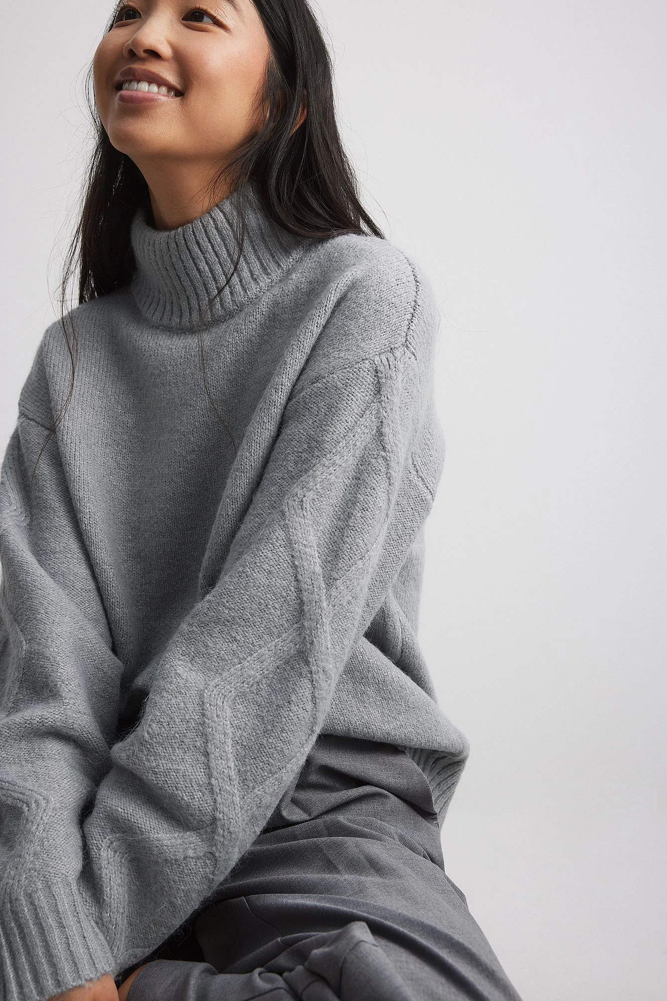 Strickpullover mit Zopfmuster und Rollkragen