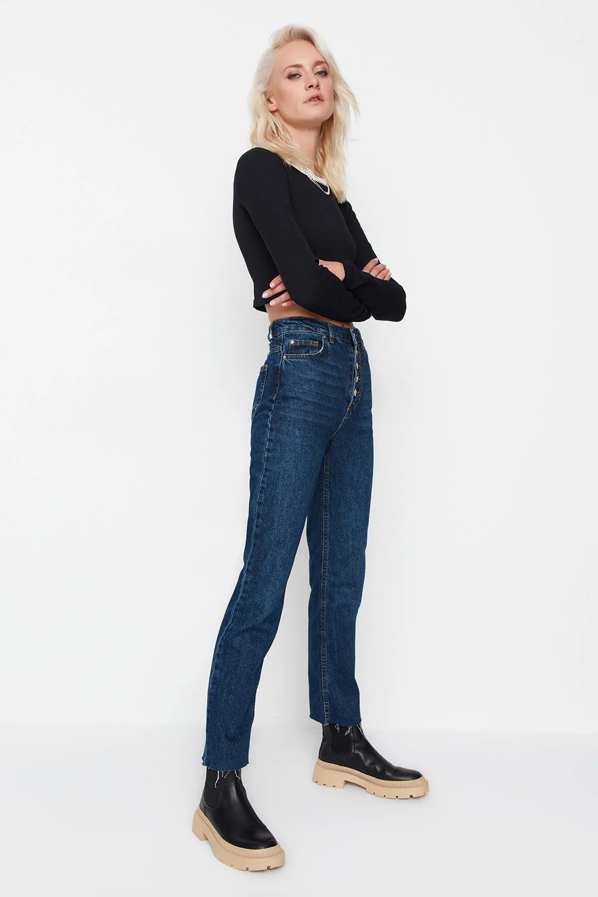 Trendyol Collection  Dunkelblaue Bootcut-Jeans mit hoher Taille und Cut-Outs, vorne geknöpft
