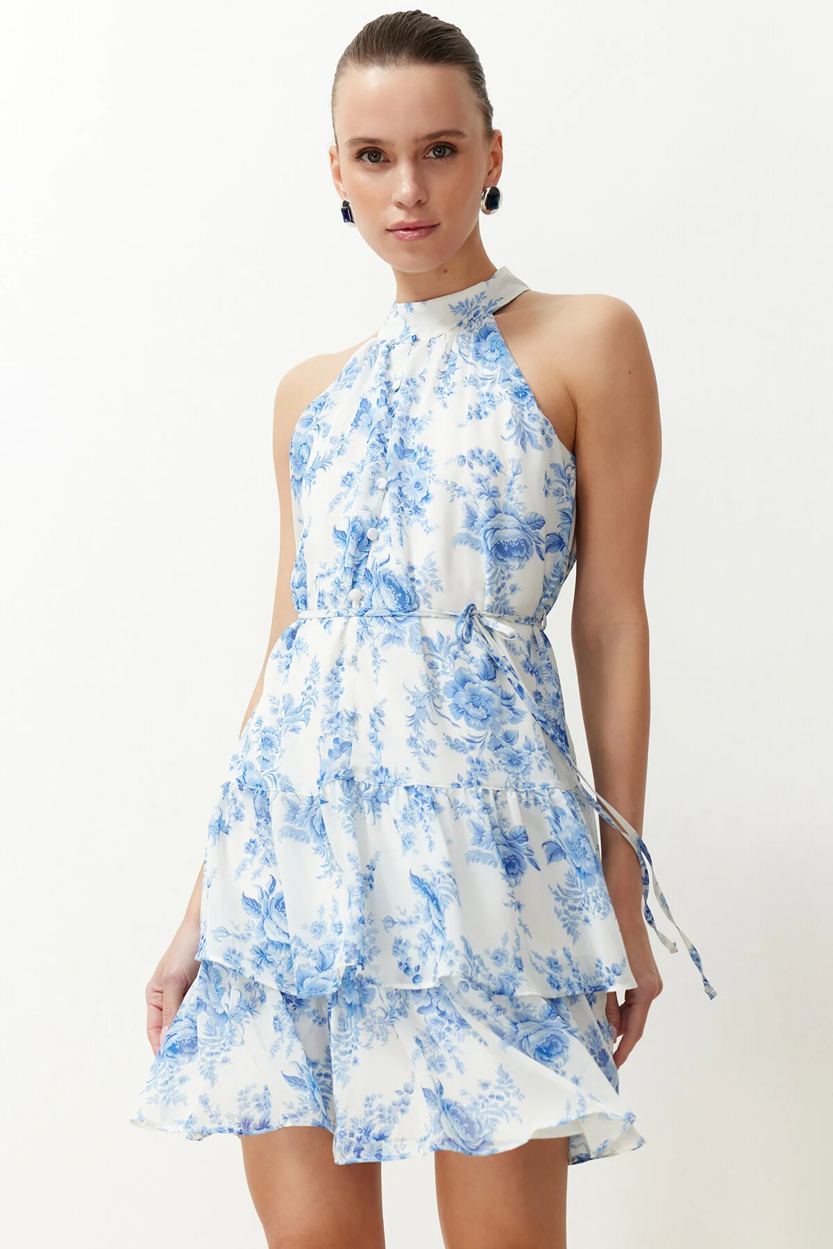 Trendyol Collection  Ecrufarbenes, floral gemustertes, mehrlagiges A-Linien-/Glockenform-Minikleid mit Futter aus Webstoff TWOSS23EL02056