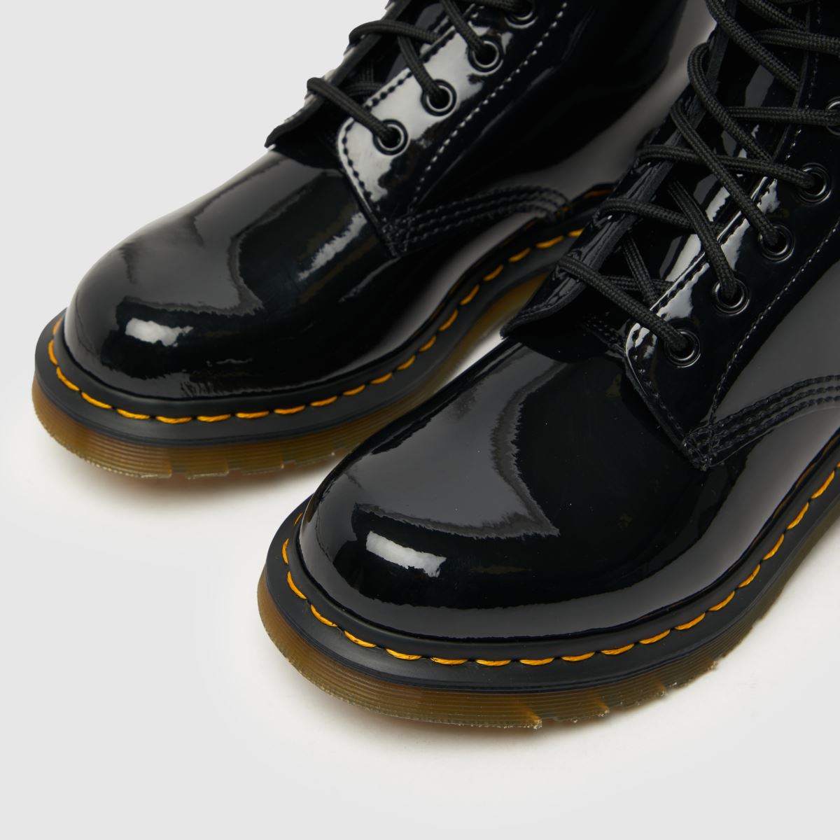 Lakasti škornji Dr. Martens 1460 v črni barvi