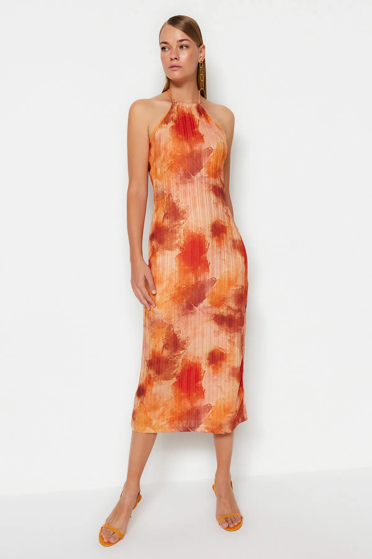 Trendyol Collection  Oranges Neckholder-Midi-Bleistiftkleid aus Strick mit spezieller Textur TWOSS23EL02406