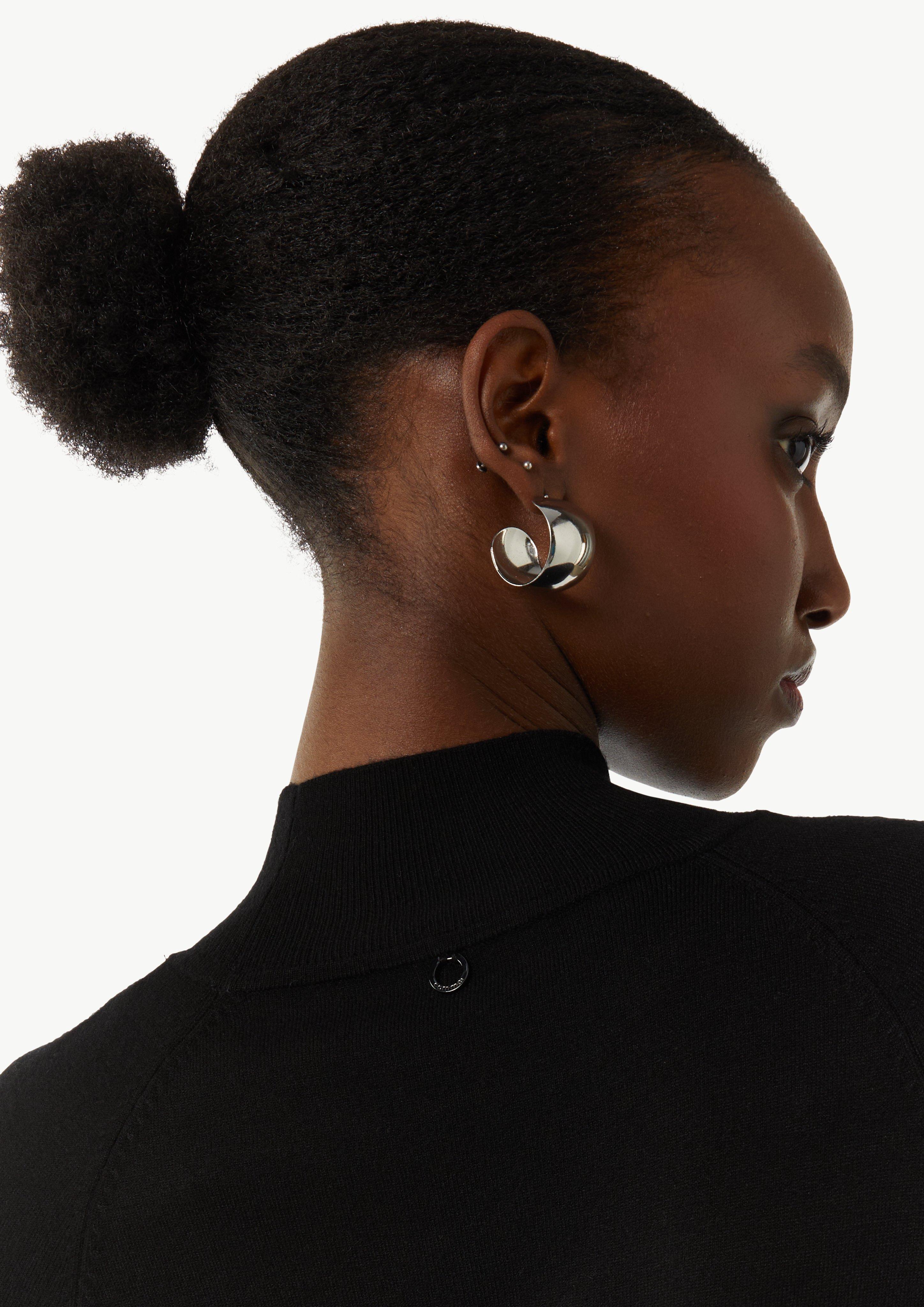 Antalliertes Strickkleid mit Turtleneck und seitlichen Schlitzen - schwarz