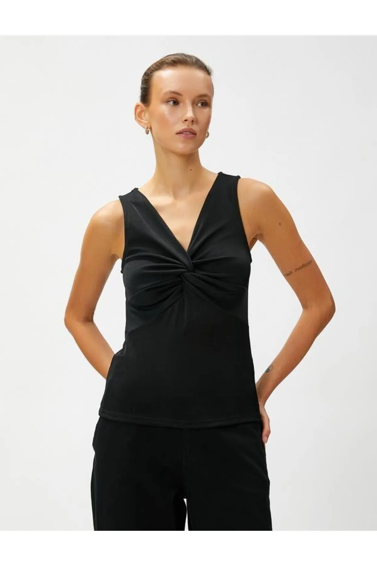 Koton  Ärmelloses Sportler-Kleid mit V-Ausschnitt und Knotendetail