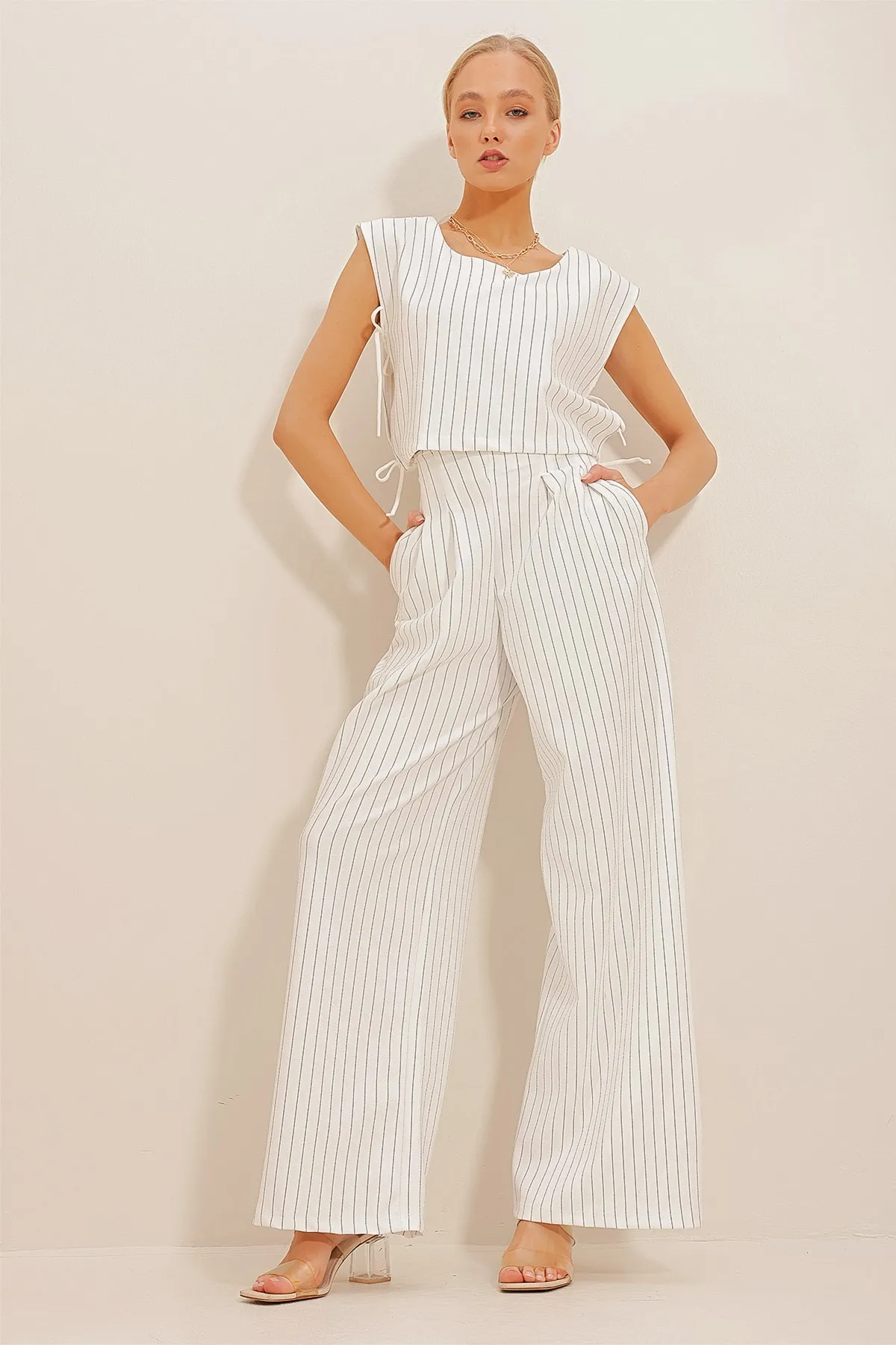 Trend Alaçatı Stili  Weißes Crop-Top und Palazzo-Hose mit Streifen für Damen, Doppelset ALC-X10645