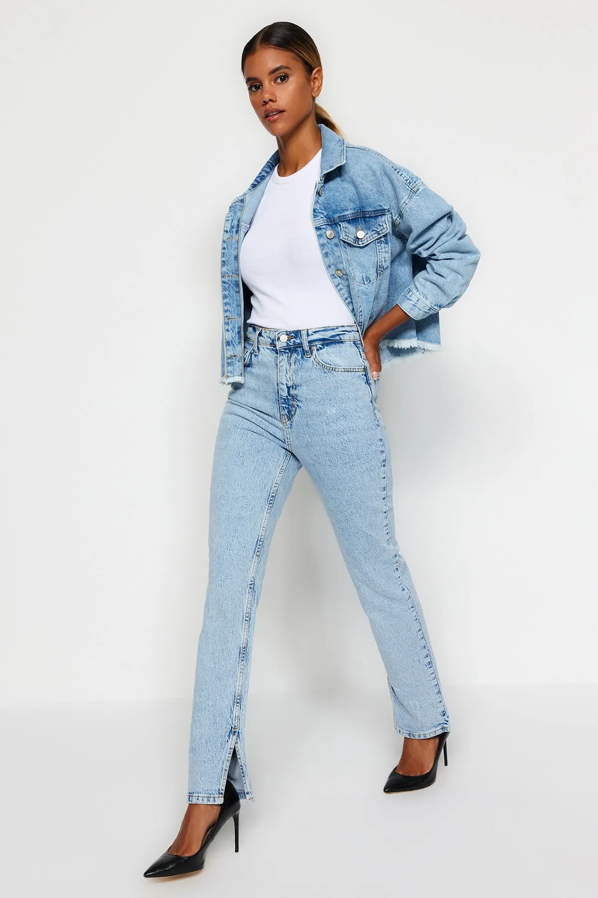 Trendyol Collection  Hellblaue Jeans mit Schlitz und hoher Taille, gerader Schnitt, TWOSS22JE0430