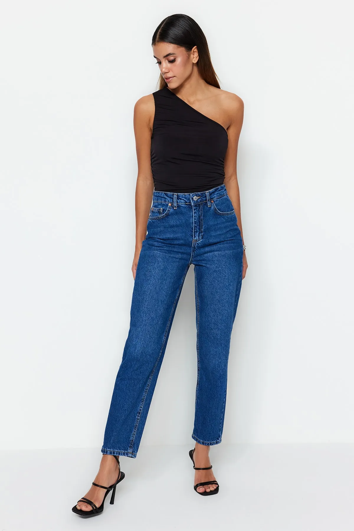 Trendyol Collection  Dunkelblaue High-Bel-Mom-Jeans TWOSS23JE00067