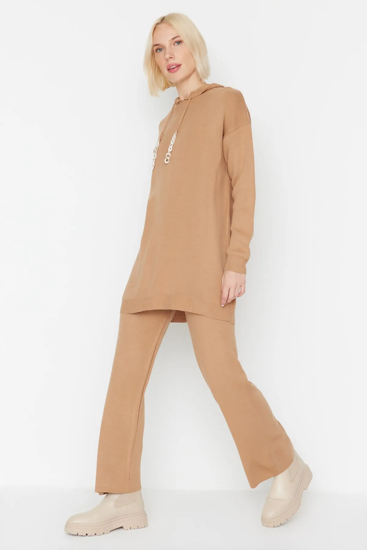 Trendyol Modest  Kamelfarbenes Strickset aus Pullover und Hose mit Kettendetail TCTAW23US00117
