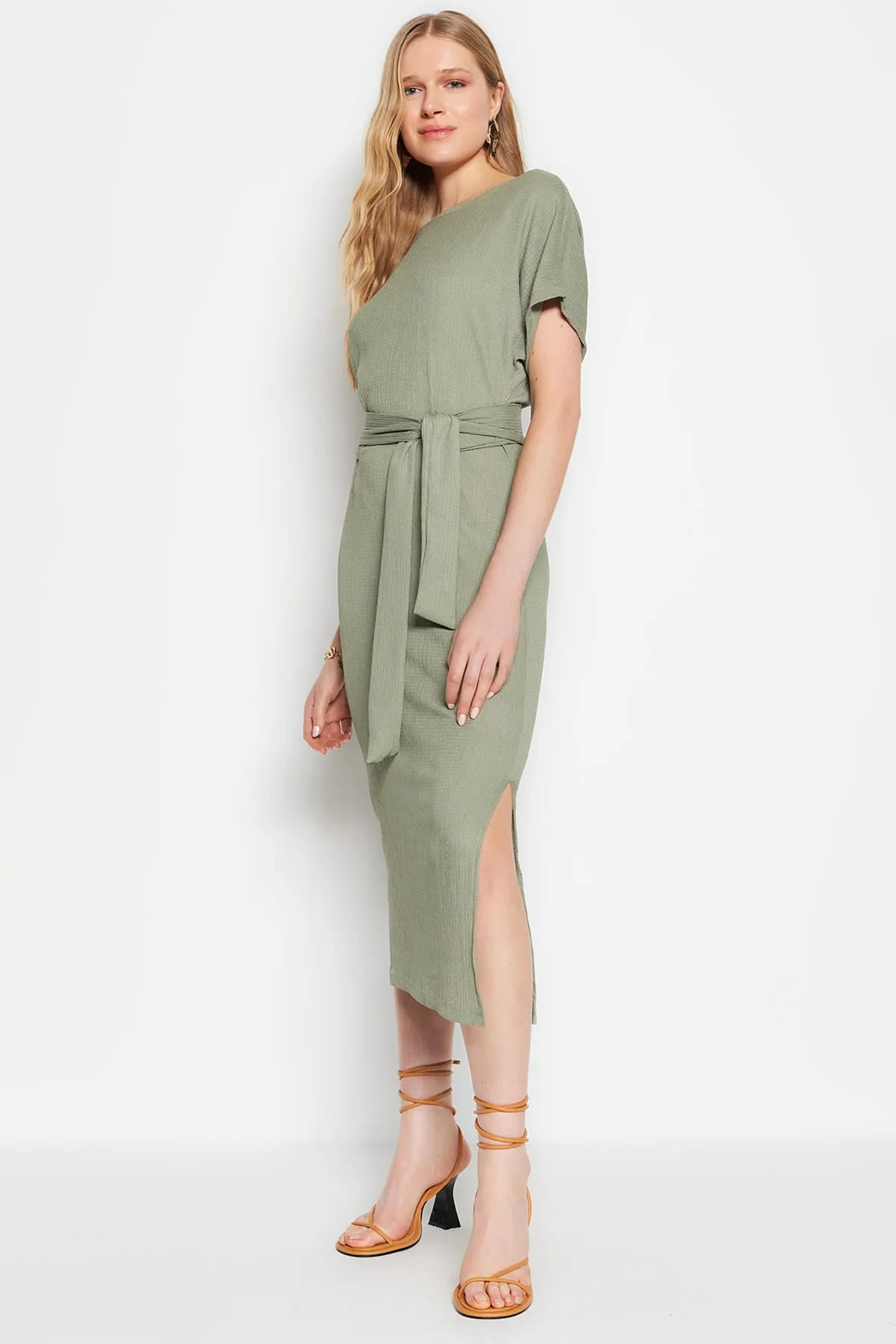 Trendyol Collection  Khakifarbenes Wickel-/strukturiertes Midi-Strickkleid mit Rundhalsausschnitt, Gürtel TWOSS23EL00709