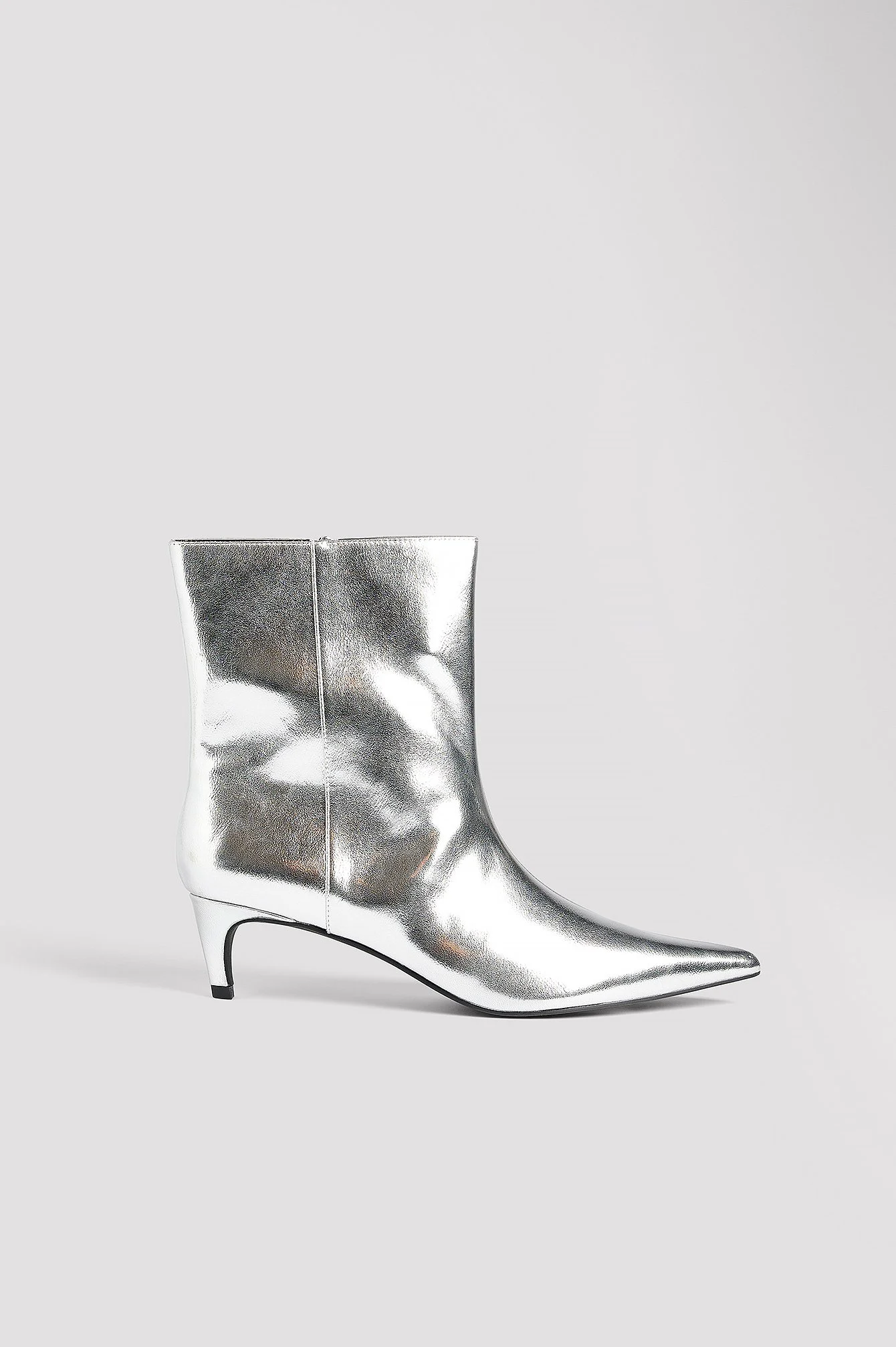Stiefeletten mit Kitten-Heel-Absatz