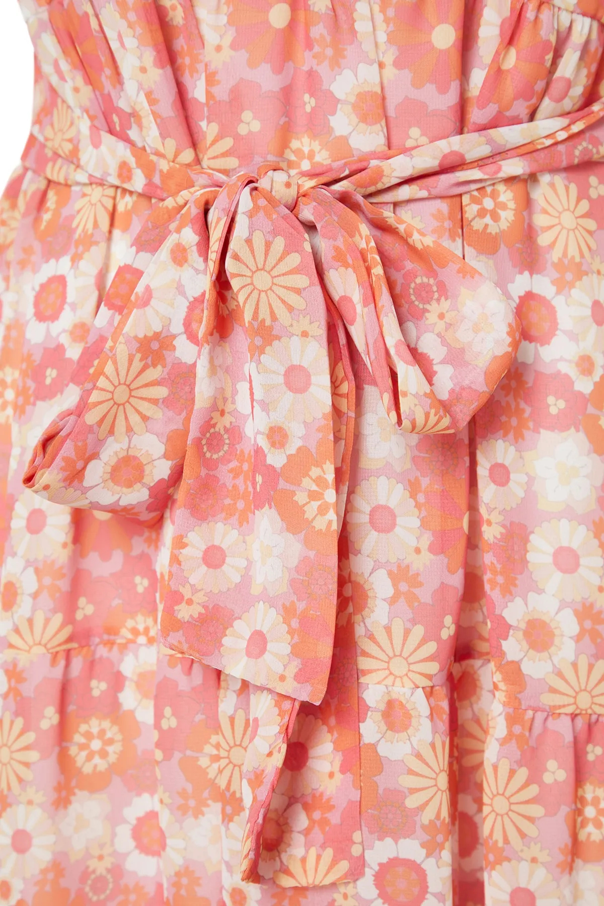 Trendyol Modest  Rosa Kleid aus gewebtem Chiffon mit Blumenmuster, Gürtel, Stehkragen und Futter TCTSS21EL3346