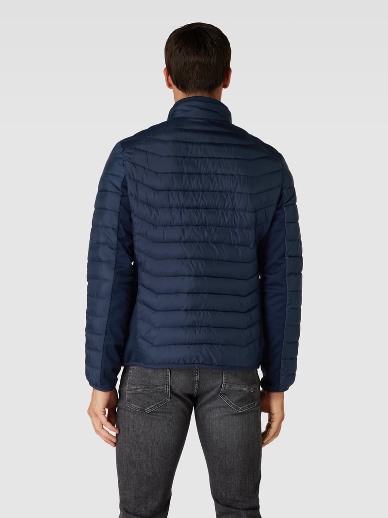 Steppjacke mit Label-Patch in marineblau