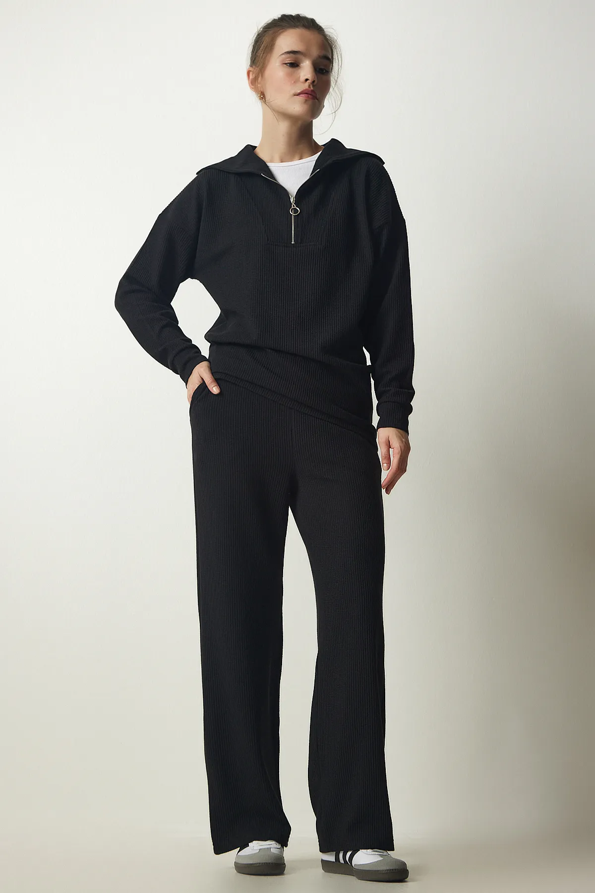 Happiness İstanbul  Schwarzes Strick-Bluse-Hosen-Set für Damen EW00004