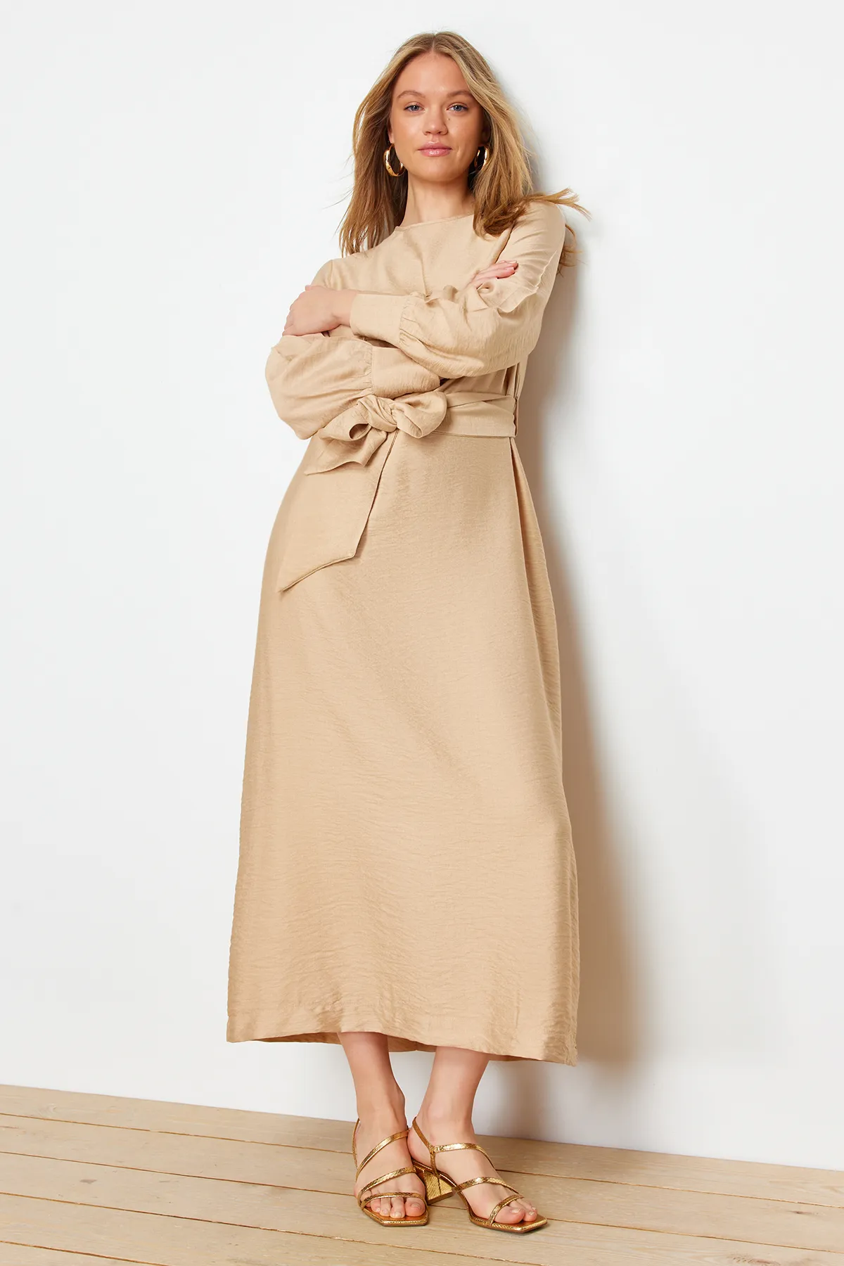 Trendyol Modest  Hellbraunes Kleid in Leinenoptik mit breitem Gürtel, Reißverschluss und Manschetten TCTSS23EB00219