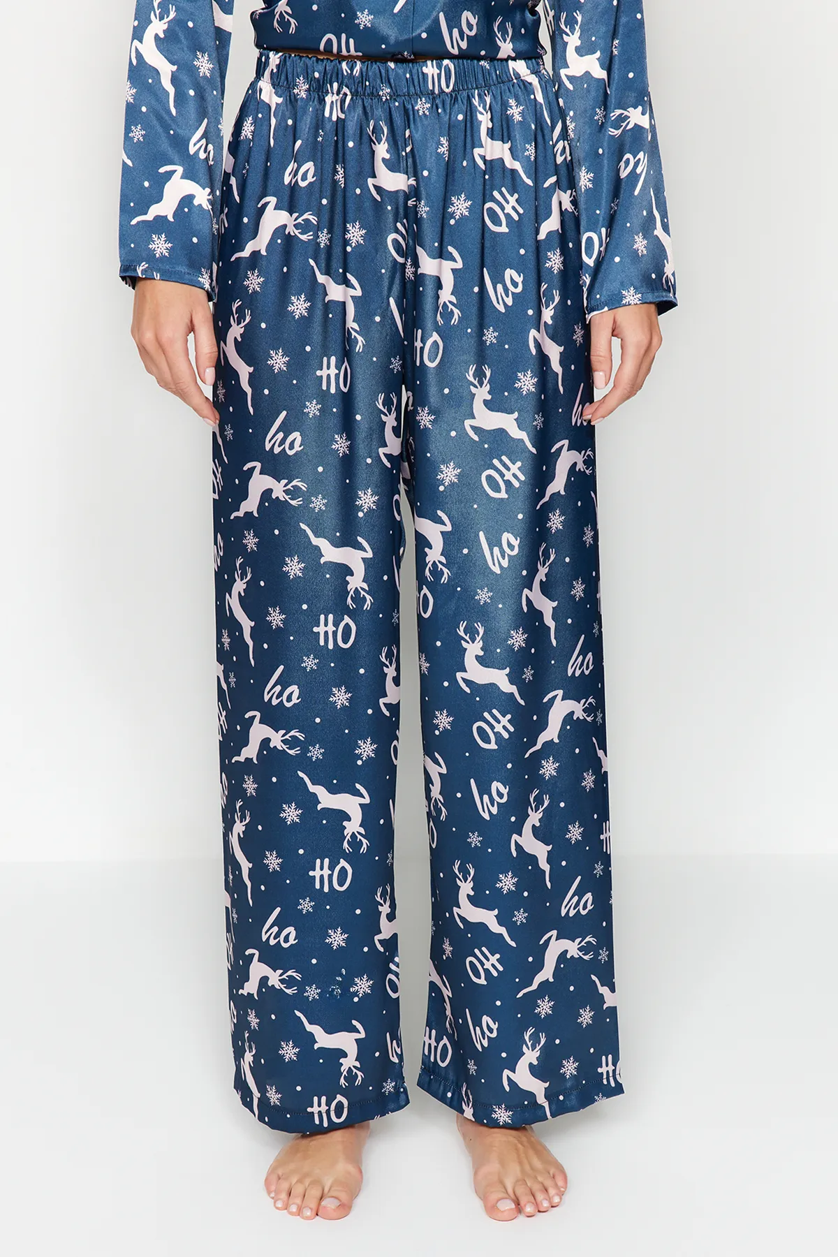 Trendyol Collection  Marineblau-mehrfarbiges, gewebtes Pyjama-Set aus Hemd und Hose aus Satin mit Neujahrsmotiv THMAW24PT00037