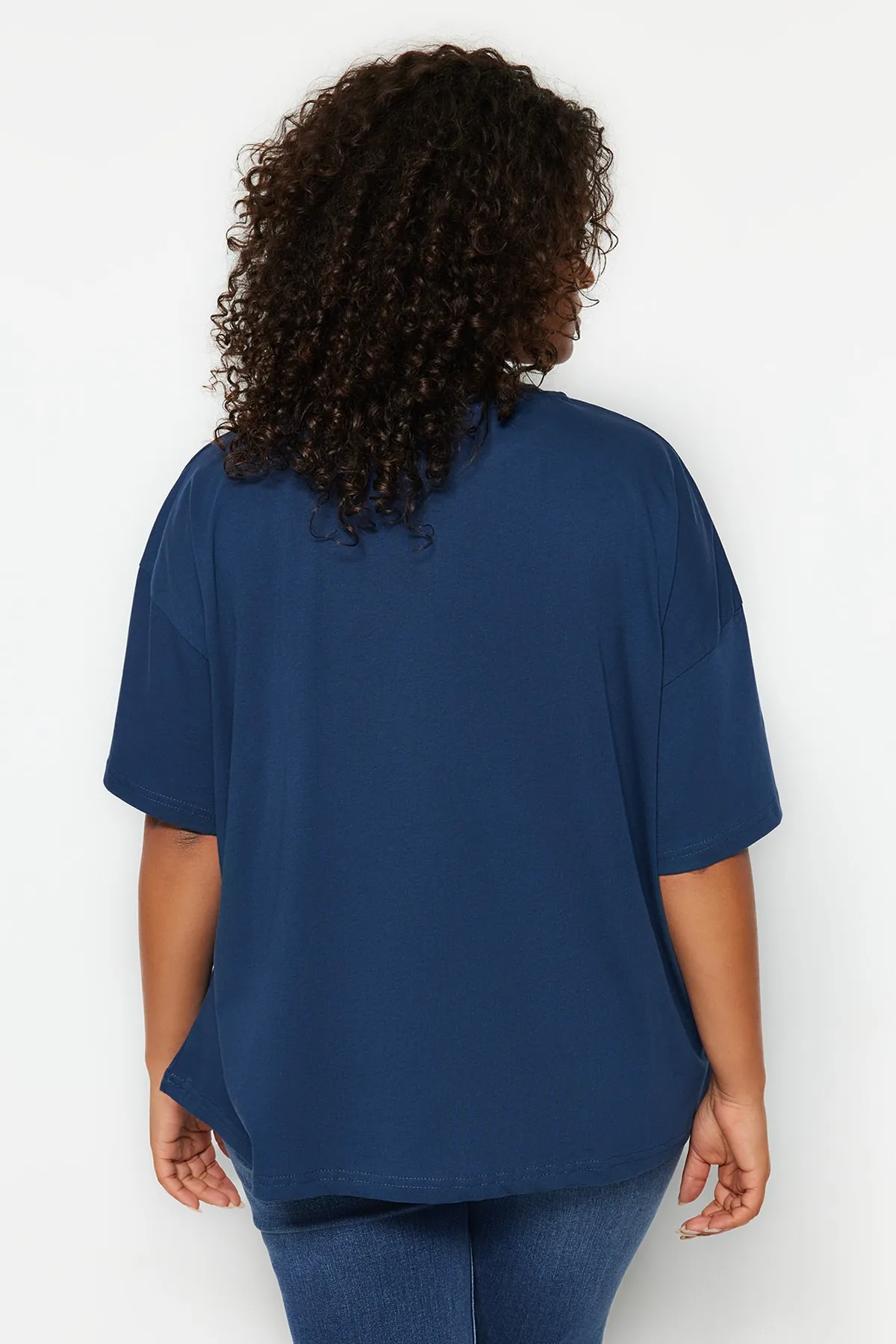 Trendyol Curve  Geripptes, weit geschnittenes Basic-Strick-T-Shirt mit marineblauem Kragen TBBSS23BF00017