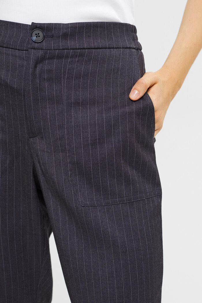 Hose mit Nadelstreifen