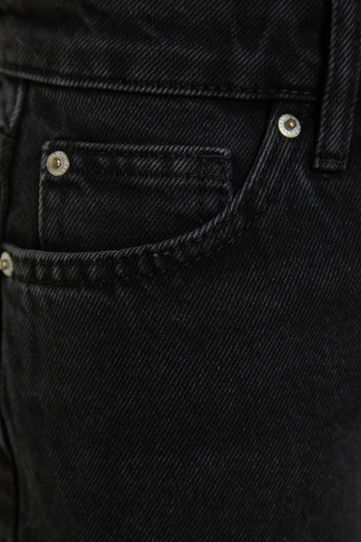 Trendyol Collection  Schwarze Jeansshorts TWOSS23SR00199