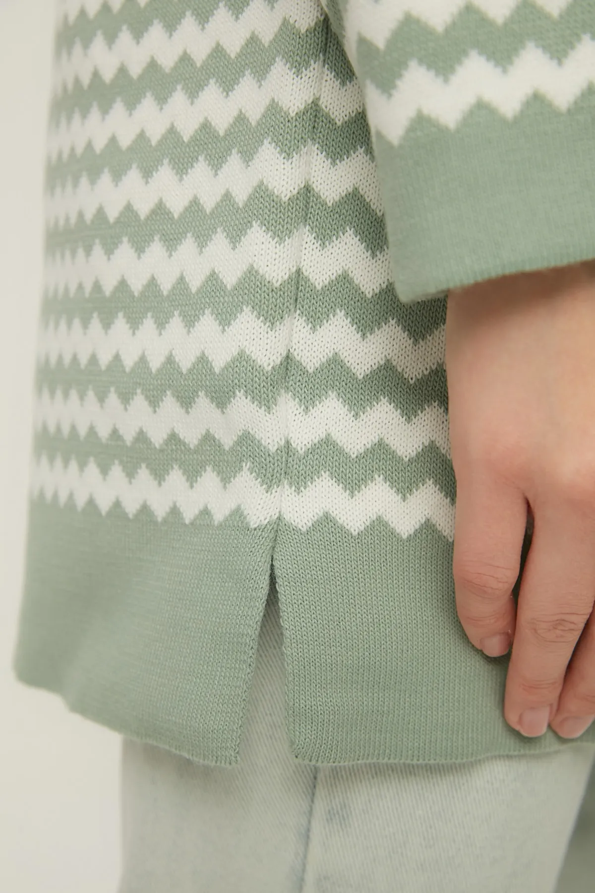 Trendyol Modest  Mintfarbener gestreifter Strickpullover mit halbem Rollkragen TCTAW22AK0185