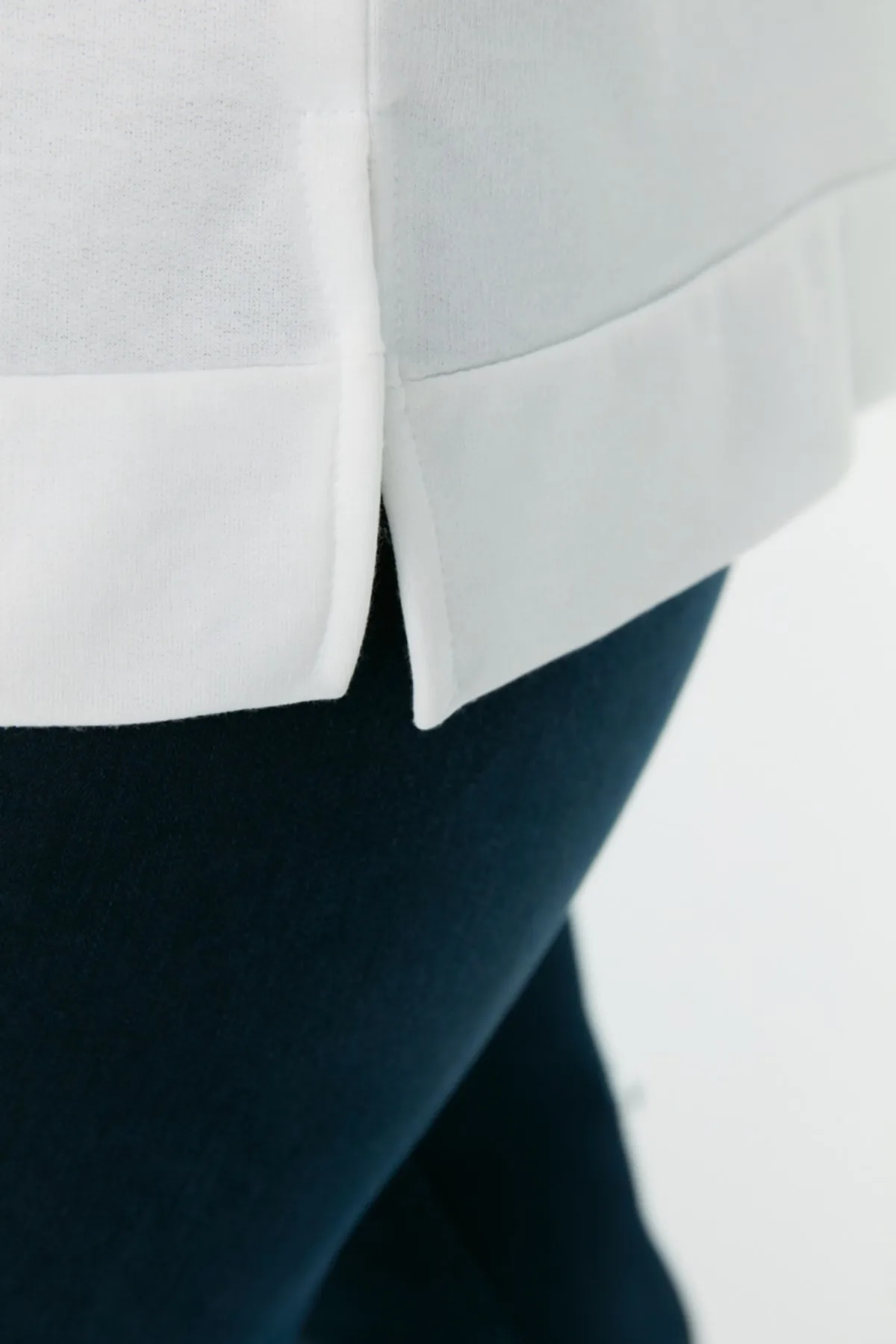 Trendyol Curve  Ecrufarbenes, dünnes Strick-Sweatshirt mit Schlitz und Details TBSSS22SW0172
