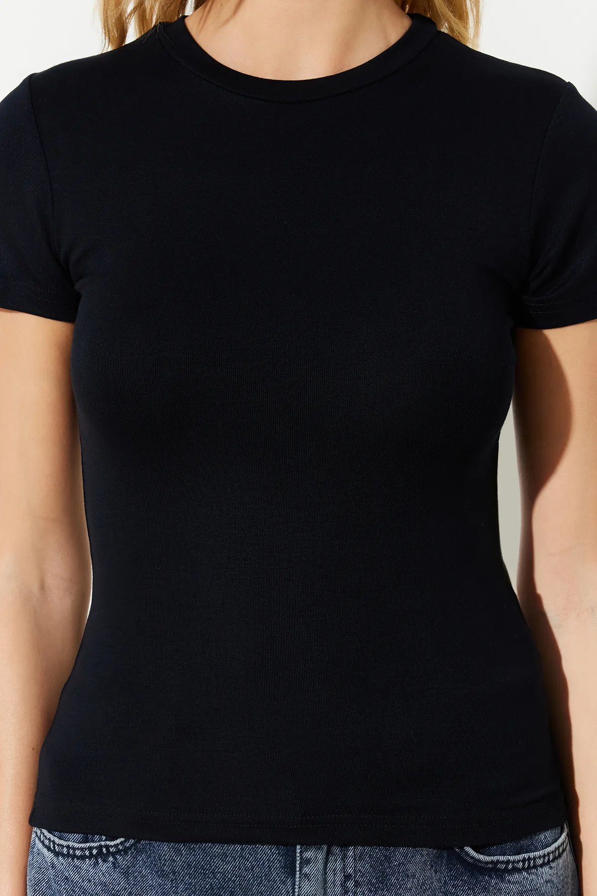 Trendyol Collection  Schwarze figurbetonte Stretch-Strickbluse aus Viskose/weichem Stoff TWOSS24BZ00296