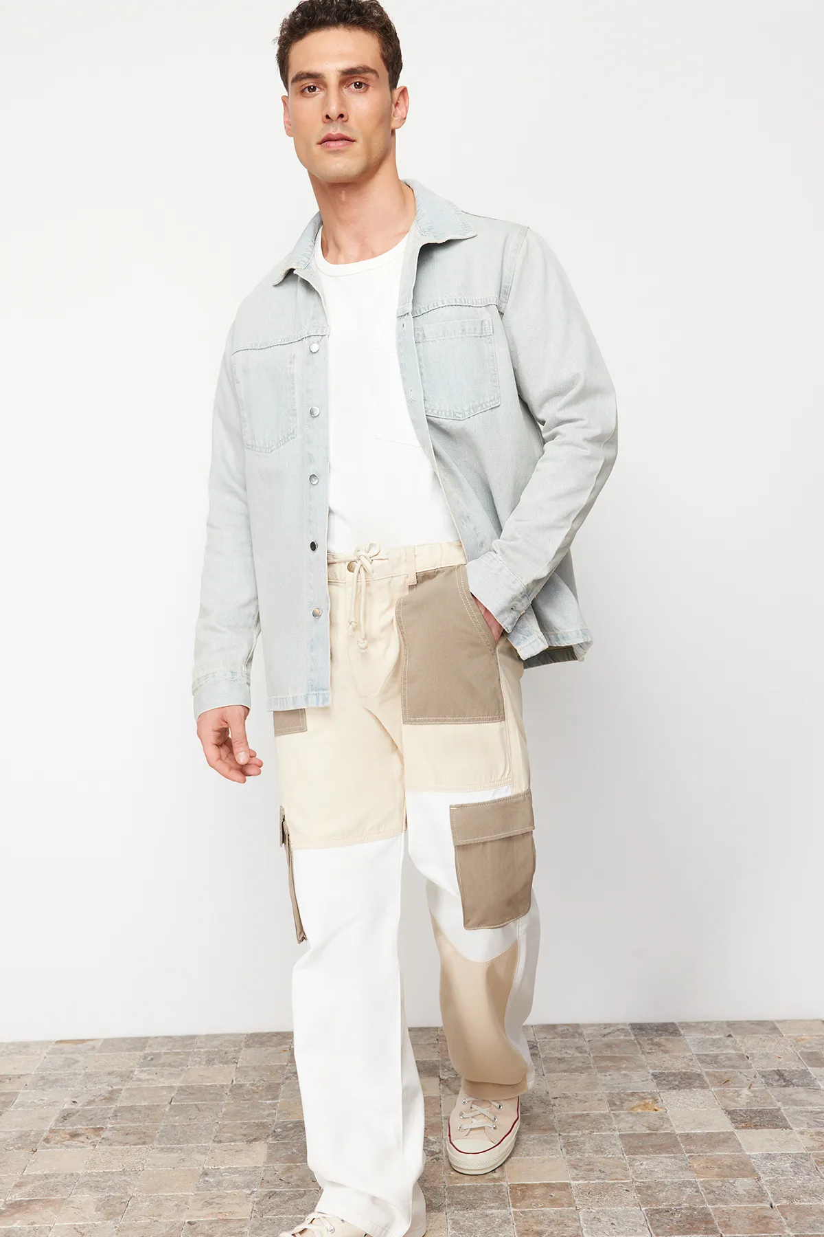 Trendyol Collection  Khakifarbene Cargohose mit lockerer Passform und Farbblock in limitierter Auflage TMNSS24PL00008