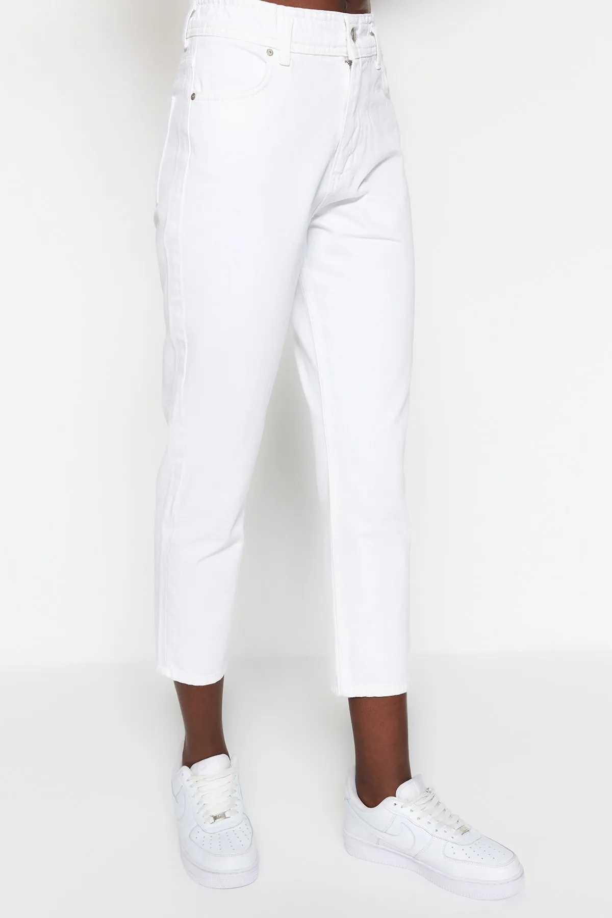 Trendyol Collection  Weiße Mom-Jeans mit elastischem Bund TWOSS20JE0428