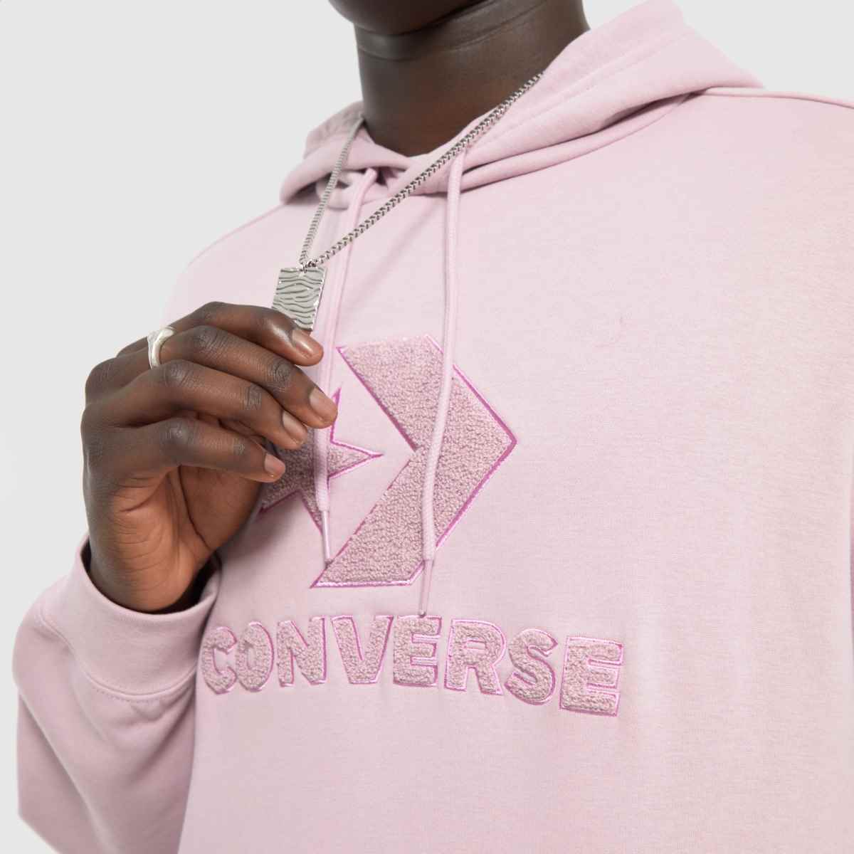 Converse – Rosa huvtröja med stjärnmönster och chevronmönster