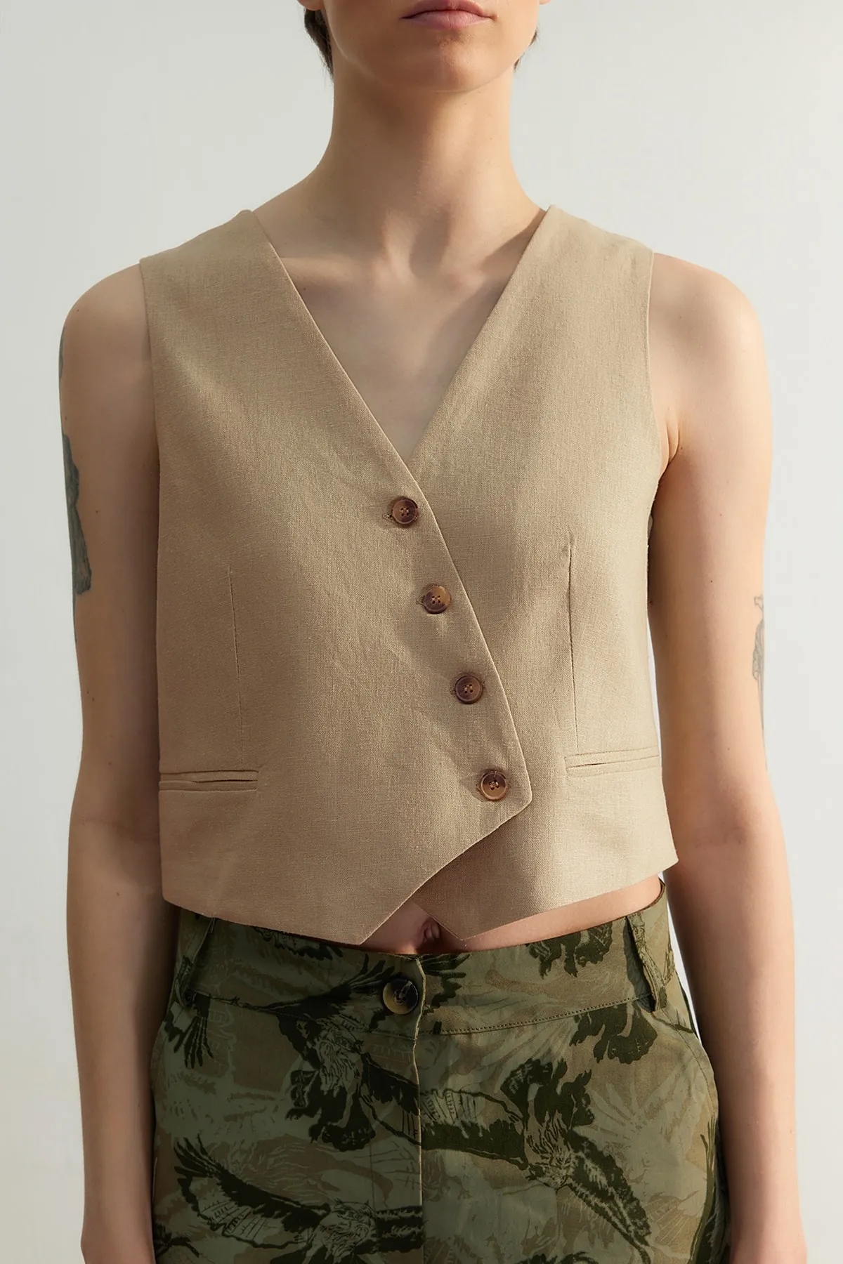 Trendyol Collection  Beige taillierte Weste mit Knöpfen und detailliertem, bauchfreiem, gewebtem Leinen-Look TWOSS23YE00016