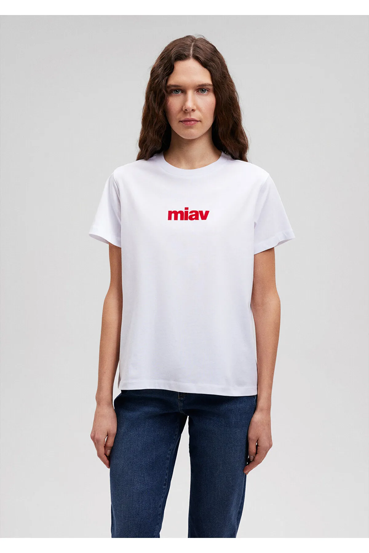 Mavi  Weißes T-Shirt mit rotem Miav-Aufdruck, reguläre Passform / normaler Schnitt 1610622-86417