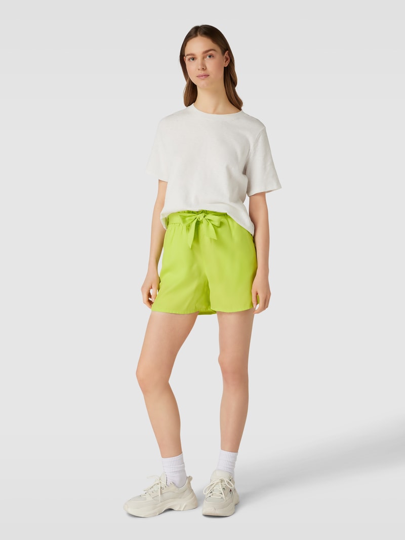 Shorts mit Stoffgürtel in grün