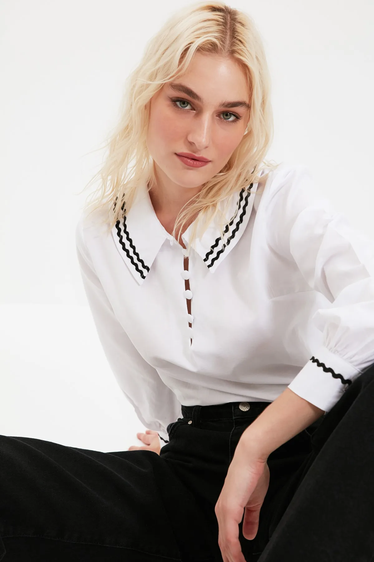 Trendyol Collection  Weiße, detaillierte Webbluse mit Kragen TWOSS20BZ0036