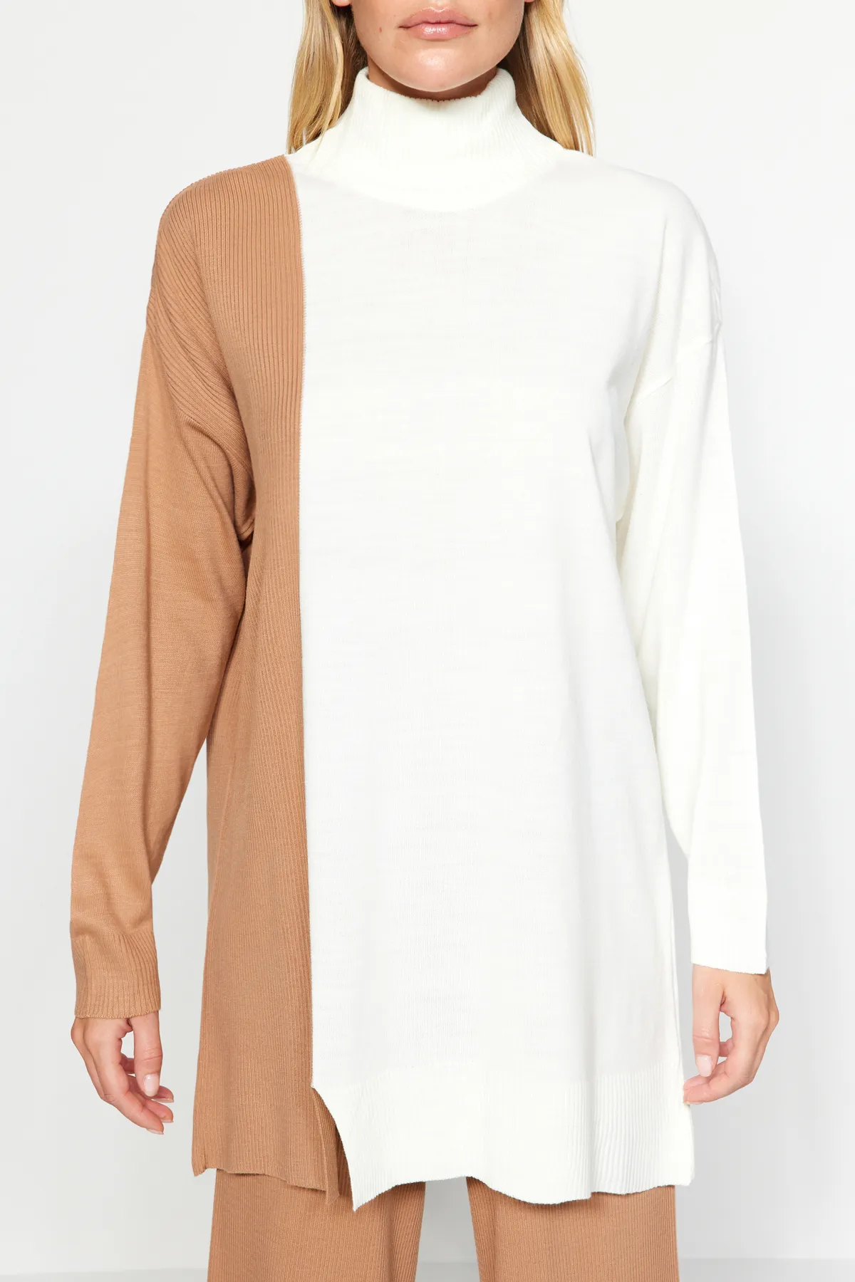 Trendyol Modest  Kamelfarbenes Strickoberteil- und -unterteil-Set mit Pullover und Hose im Blockfarbendesign TCTAW24US00059