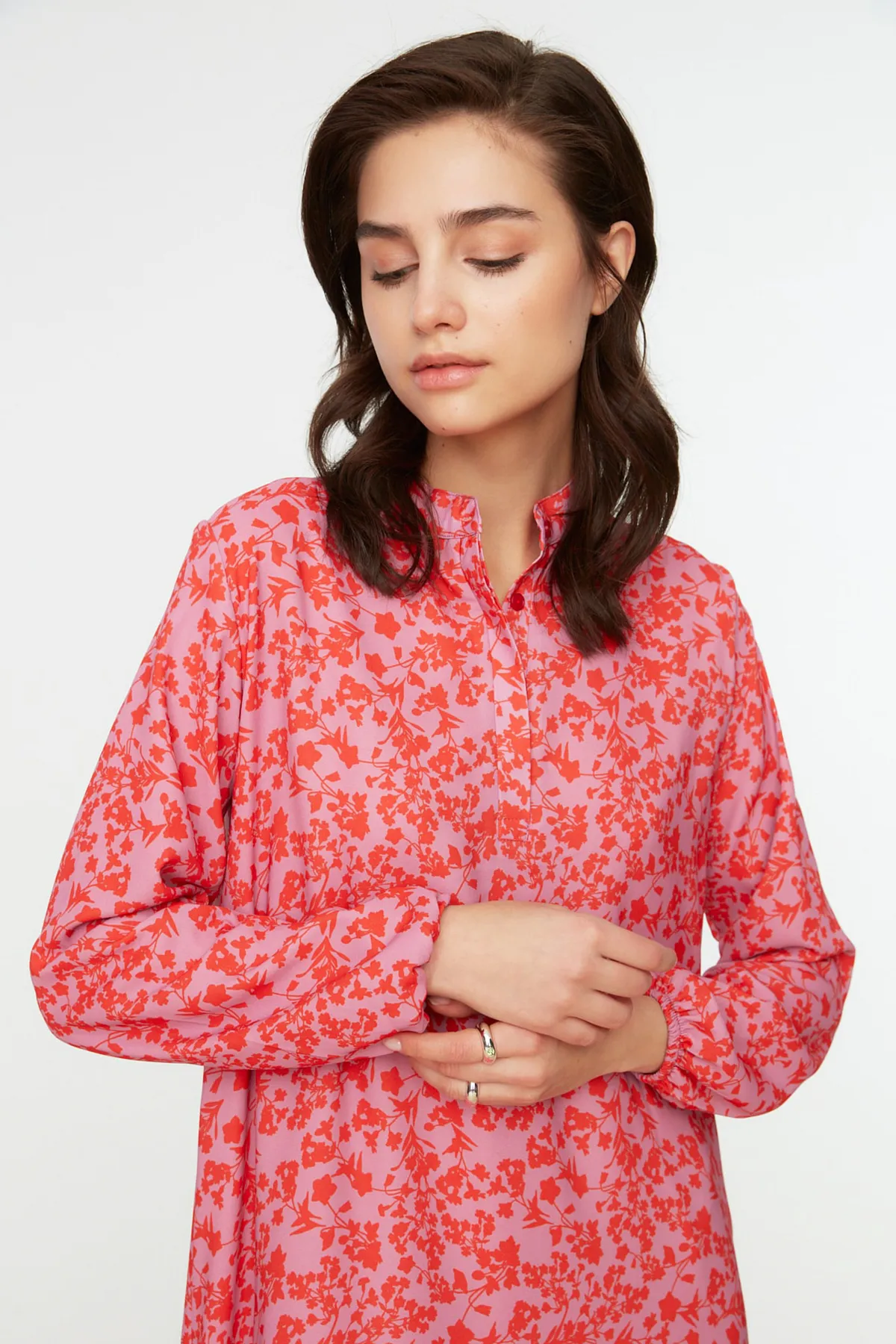 Trendyol Modest  Rotes, gewebtes Kleid mit Blumenmuster, halber Knopfleiste und Rüschenspitze, gefüttert TCTSS21EL3353
