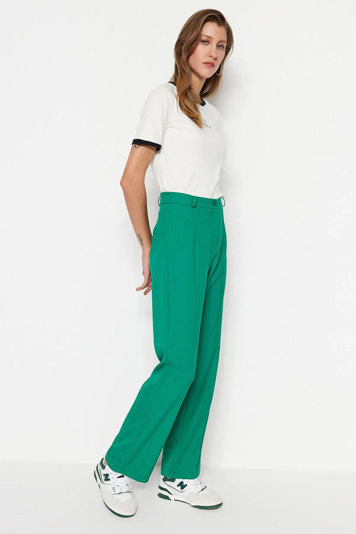 Trendyol Collection  Smaragdgrüne, gerade geschnittene, gerippte, genähte Webhose mit hoher Taille TWOSS21PL0093