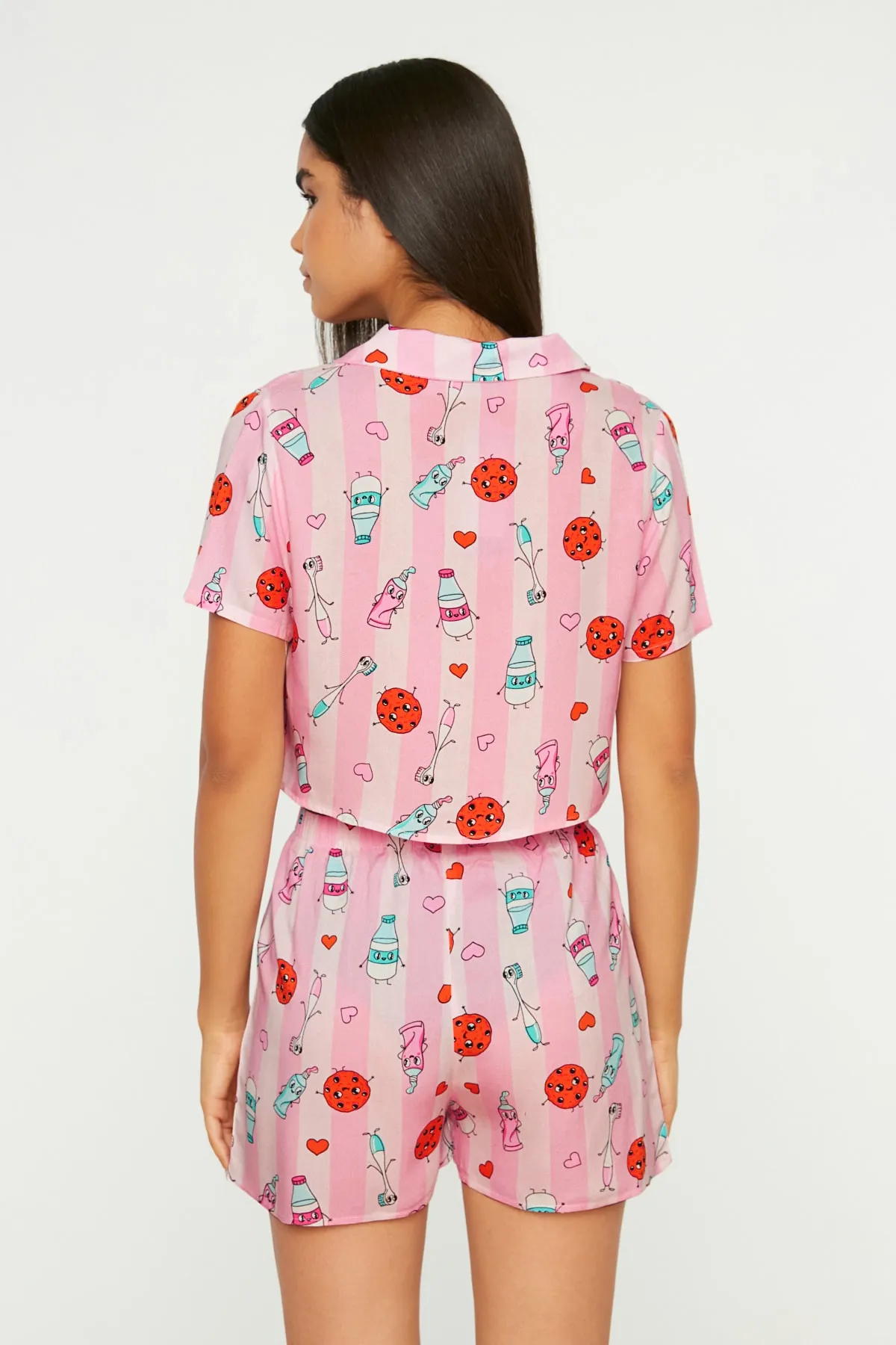 Trendyol Collection  Mehrfarbiges, lustig gemustertes Viskose-Hemd-Shorts-Webpyjama-Set THMSS22PT0069