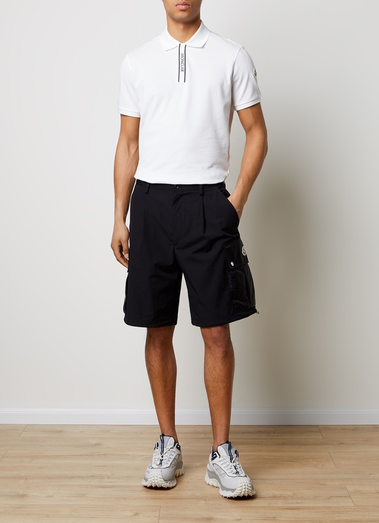 Pantaloni scurți cargo Moncler cu croială confortabilă și buzunare cu clapă.