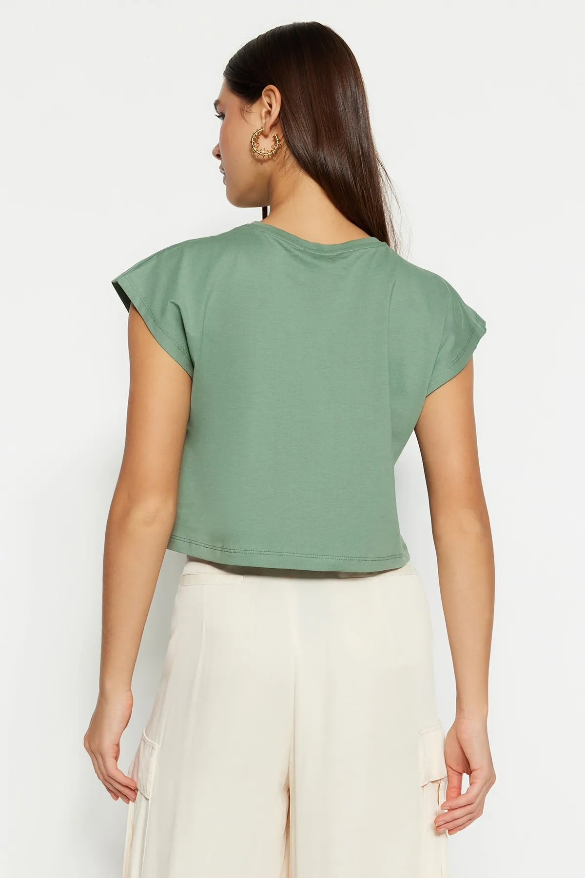 Trendyol Collection  Khakifarbenes Strick-T-Shirt aus 100 % Baumwolle mit niedrigen Ärmeln und weitem, entspanntem Schnitt und Rundhalsausschnitt TWOSS22TS0378