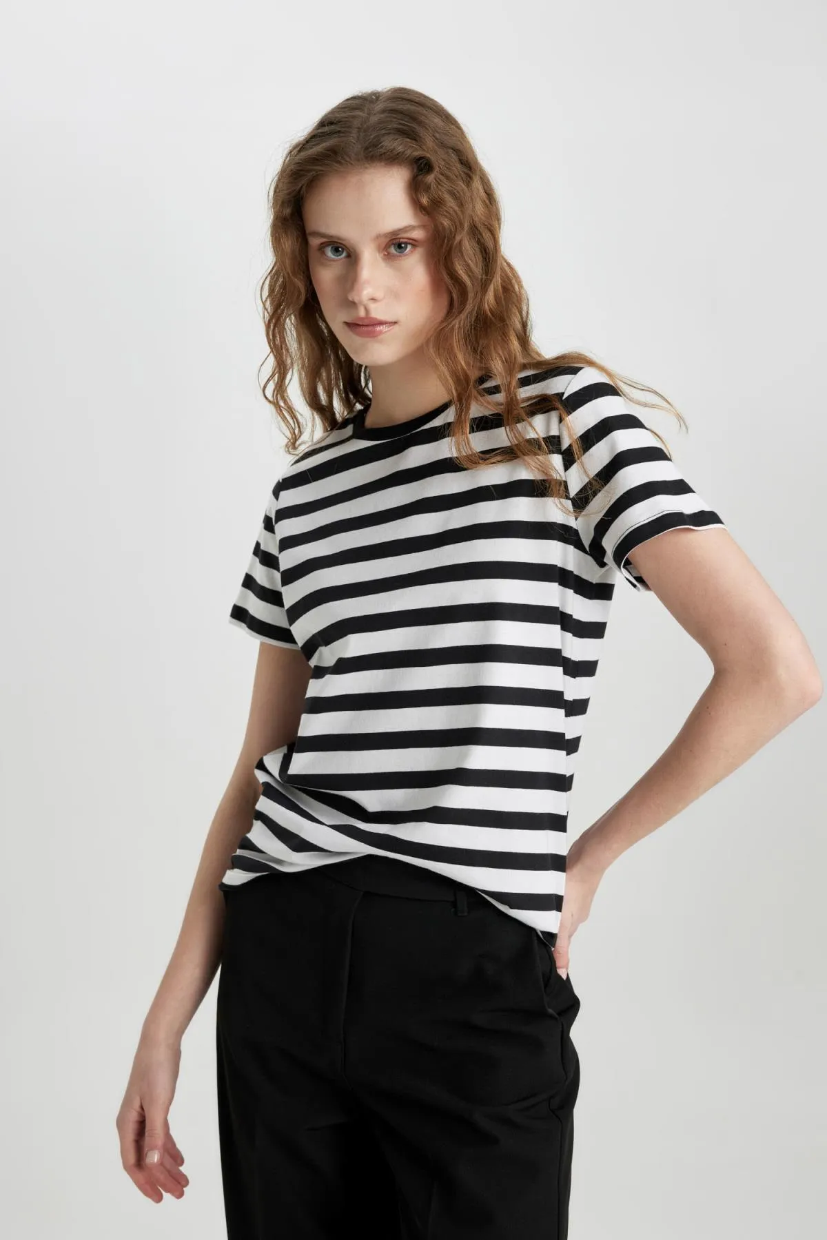 DeFacto  Kurzarm-T-Shirt mit normaler Passform und Rundhalsausschnitt C2612ax24sp
