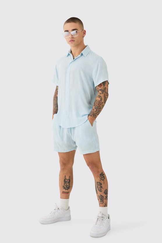 Kurzärmliges Hemd und Shorts