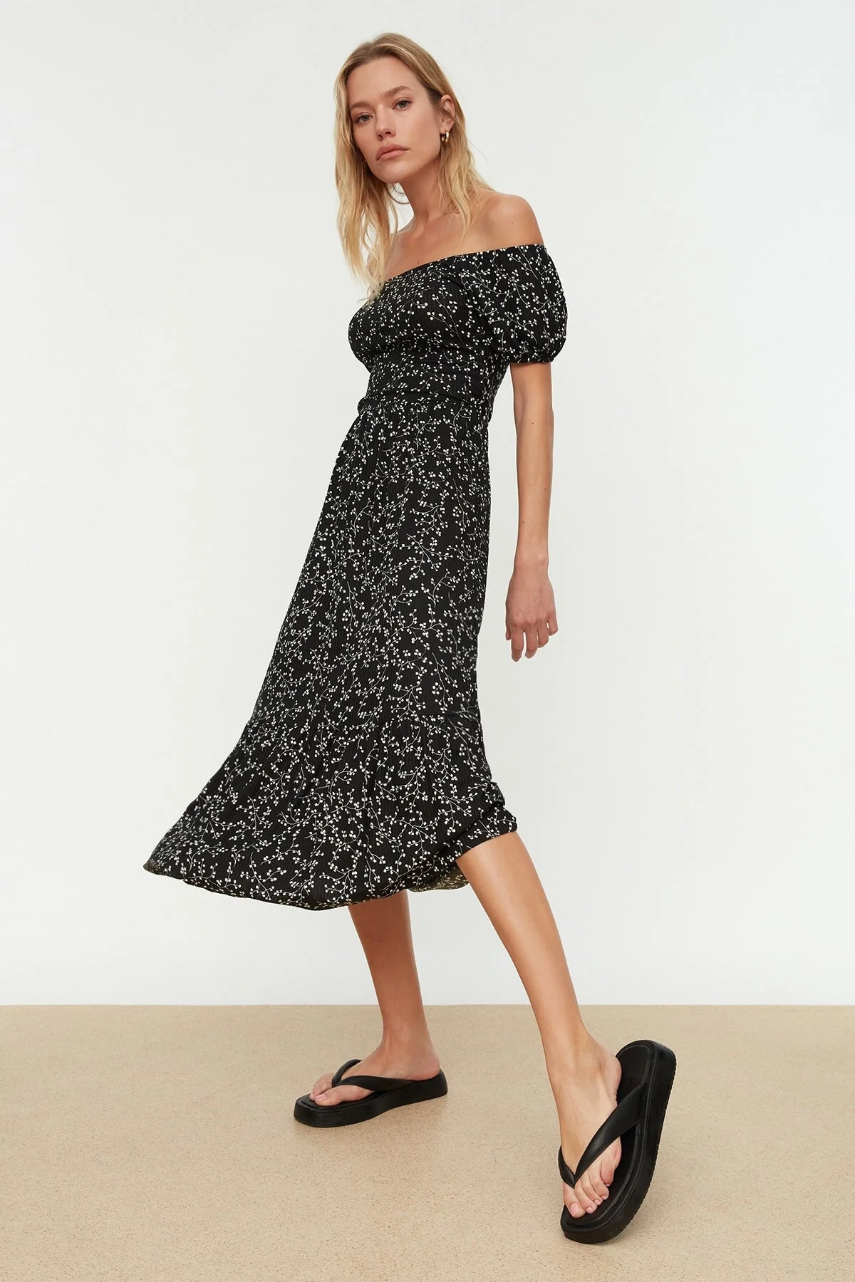 Trendyol Collection  Schwarzes Cord-Strickkleid mit Carmenkragen und Print