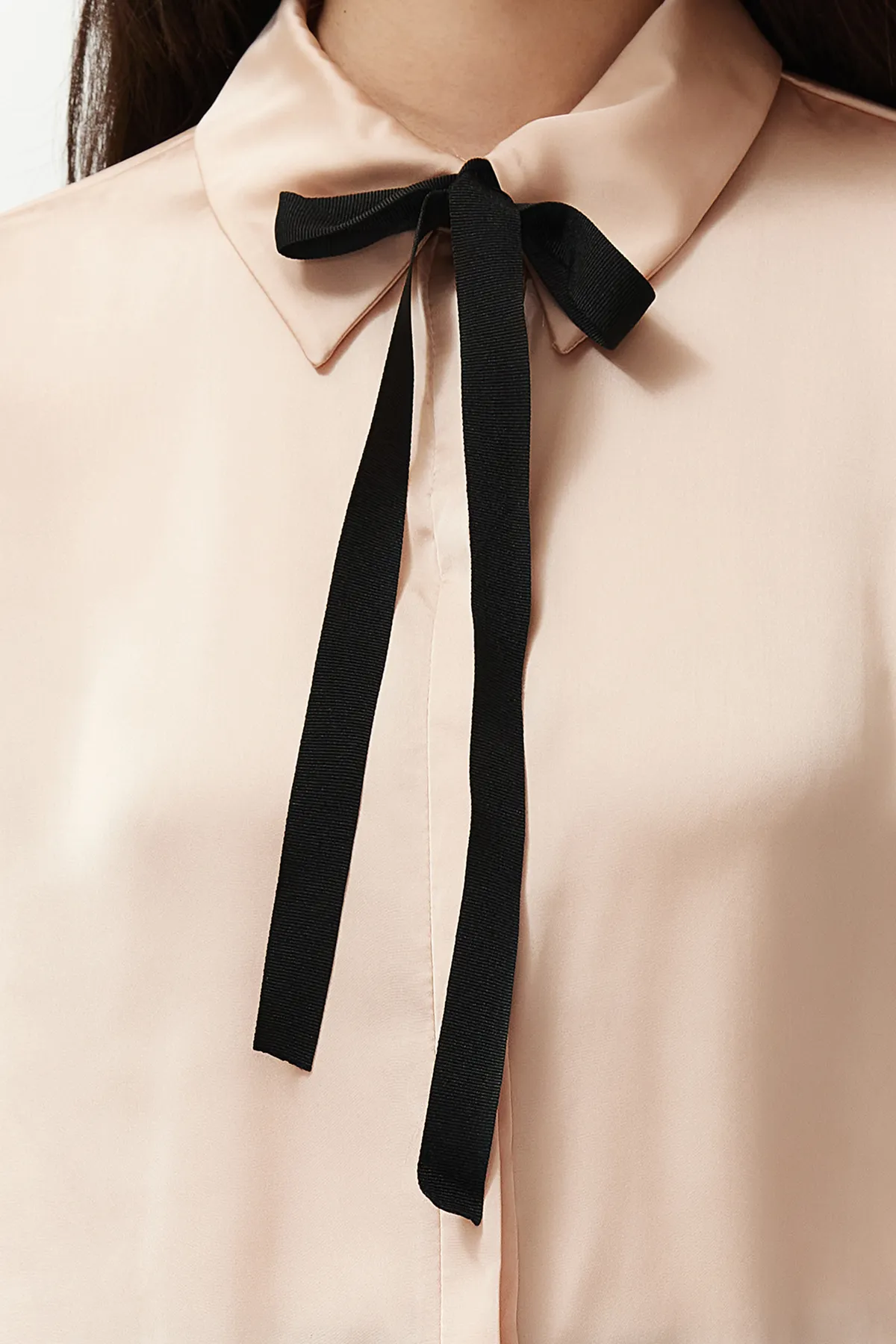 Trendyol Modest  Beiges Hemd aus gewebtem Satin mit Spitzendetail TCTSS24TG00024