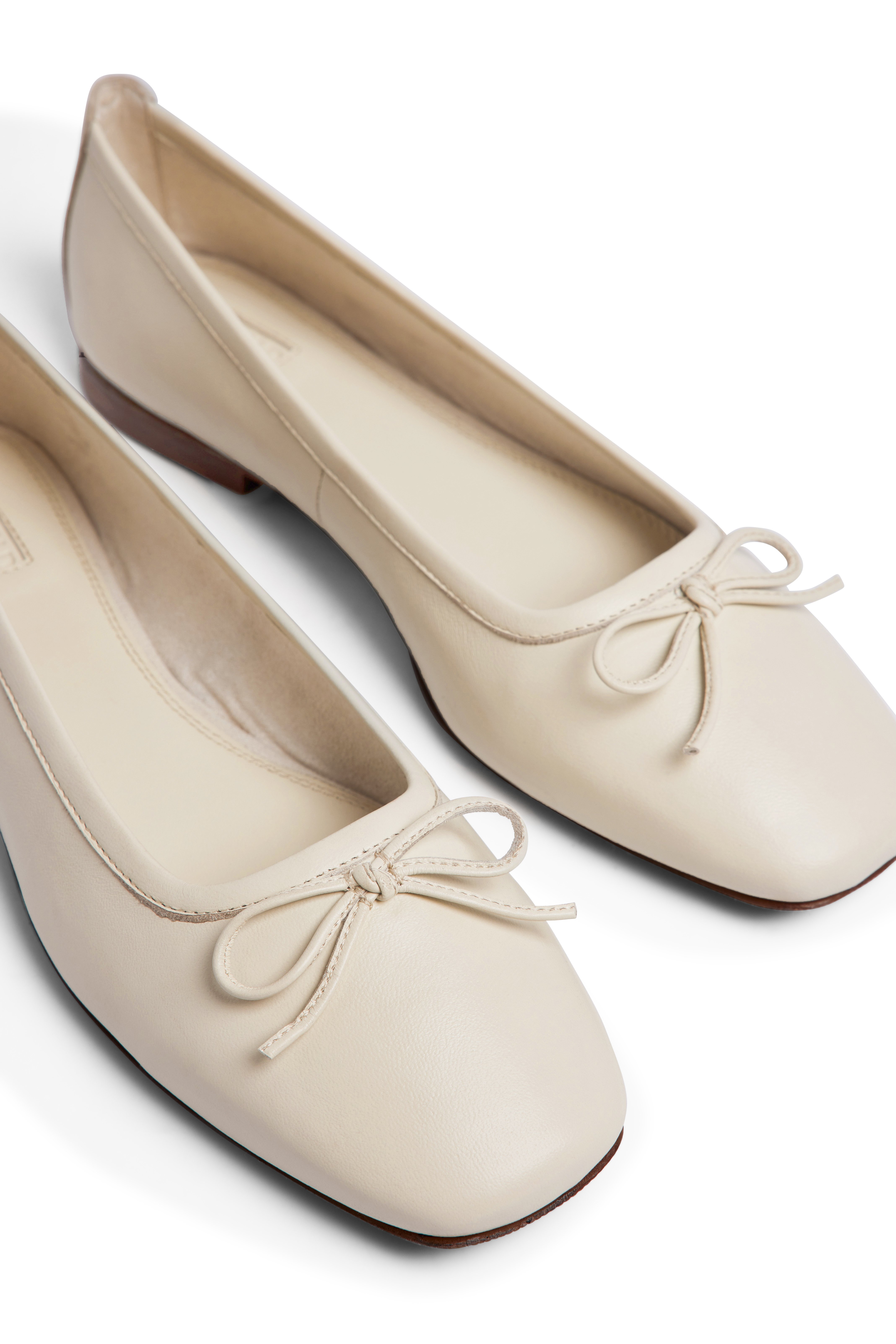 Ballerinas aus Leder mit eckiger Spitze