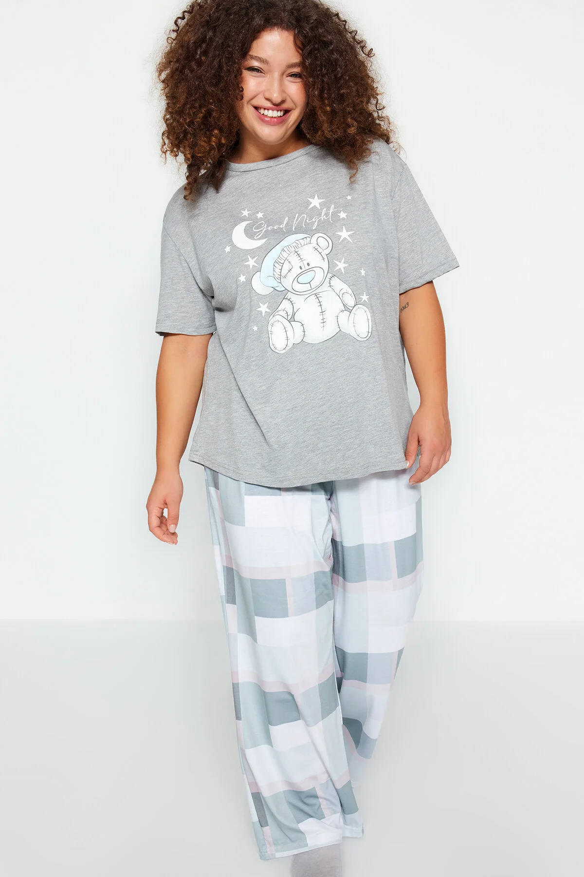 Trendyol Curve  Grau bedrucktes kariertes Strickpyjama-Set TBBAW24AI00020