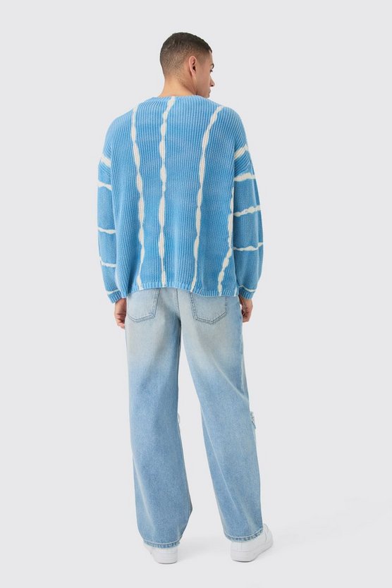 Lockere hellblaue Jeans mit Riss am Knie