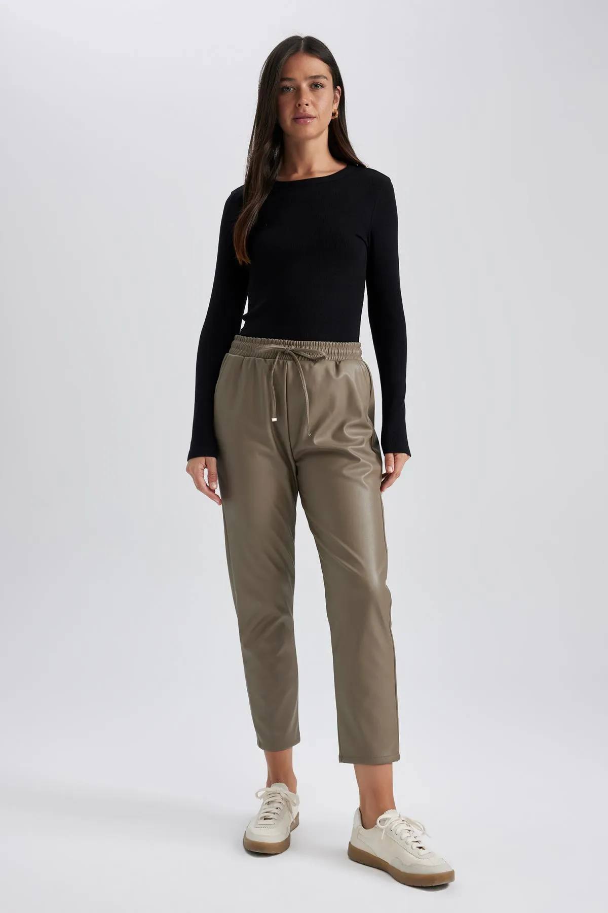 DeFacto  Hose aus Kunstleder mit hoher Taille und Joggertaschen