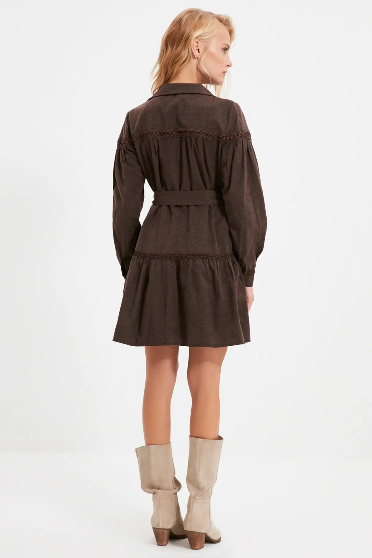 Trendyol Collection  Braunes, gewebtes Mini-Hemdkleid aus Spitze mit Gürtel und Details TWOAW21EL1964