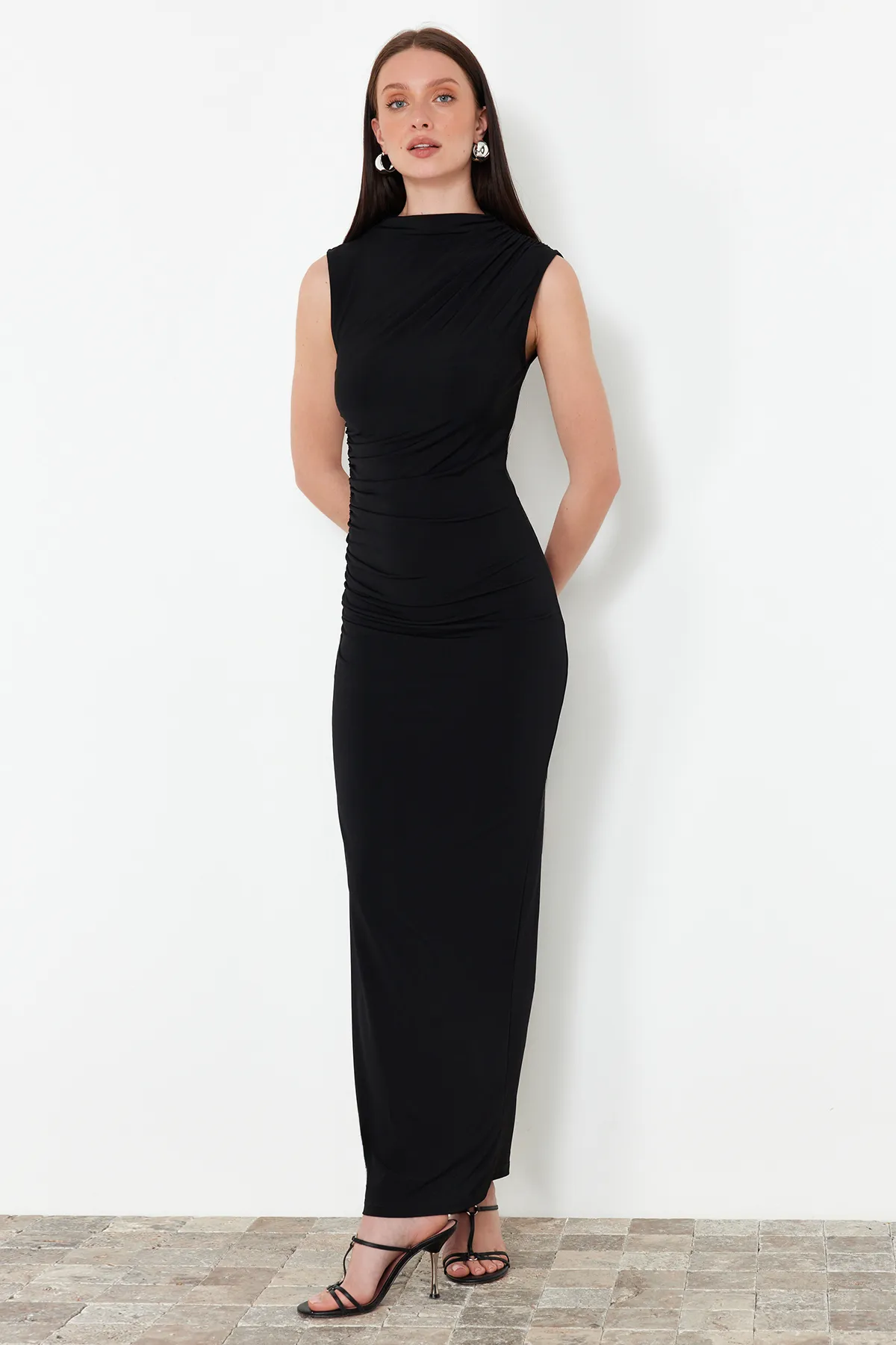 Trendyol Collection  Schwarzes drapiertes tailliertes/tailliertes Stehkragen-Ärmelloses dehnbares Strick-Maxi-Bleistiftkleid TWOSS24EL00830