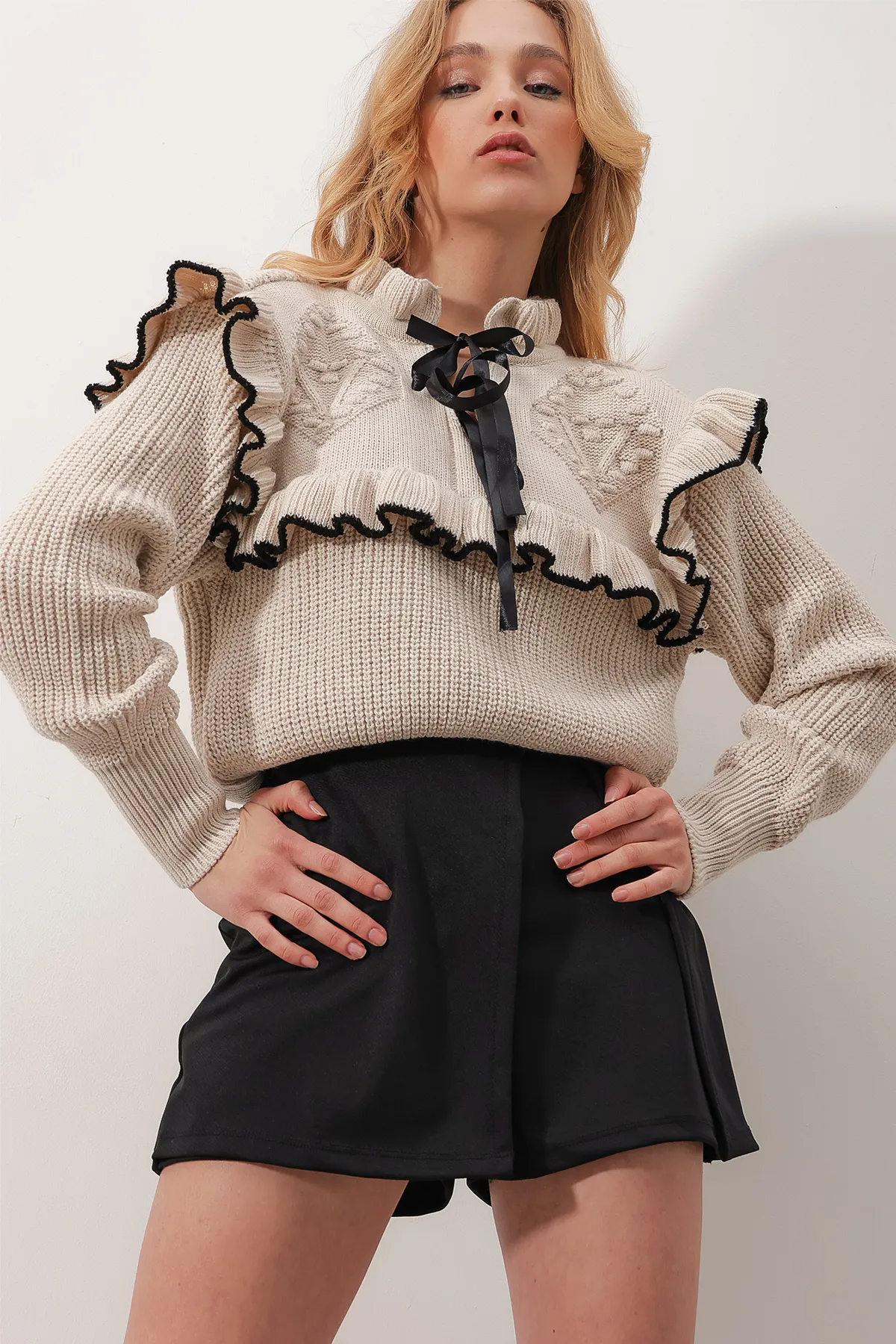 Trend Alaçatı Stili  Beiger Damen-Strickpullover Thessaloniki mit Rüschenkragen und Krawattendetails ALC-X9792
